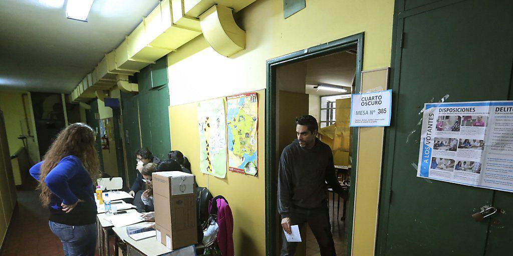 Vorwahl in Argentinien für den nächsten Präsidenten oder die nächste Präsidentin: 32 Stimmberechtigte sind zu den Urnen gerufen worden. Vorwahl in Argentinien für den nächsten Präsidenten oder die nächste Präsidentin: 32 Stimmberechtigte sind zu den Urnen gerufen worden.