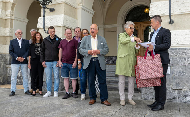 Unterschriftenübergabe Referendum Nein zum IWF-Beitritt, Vaduz