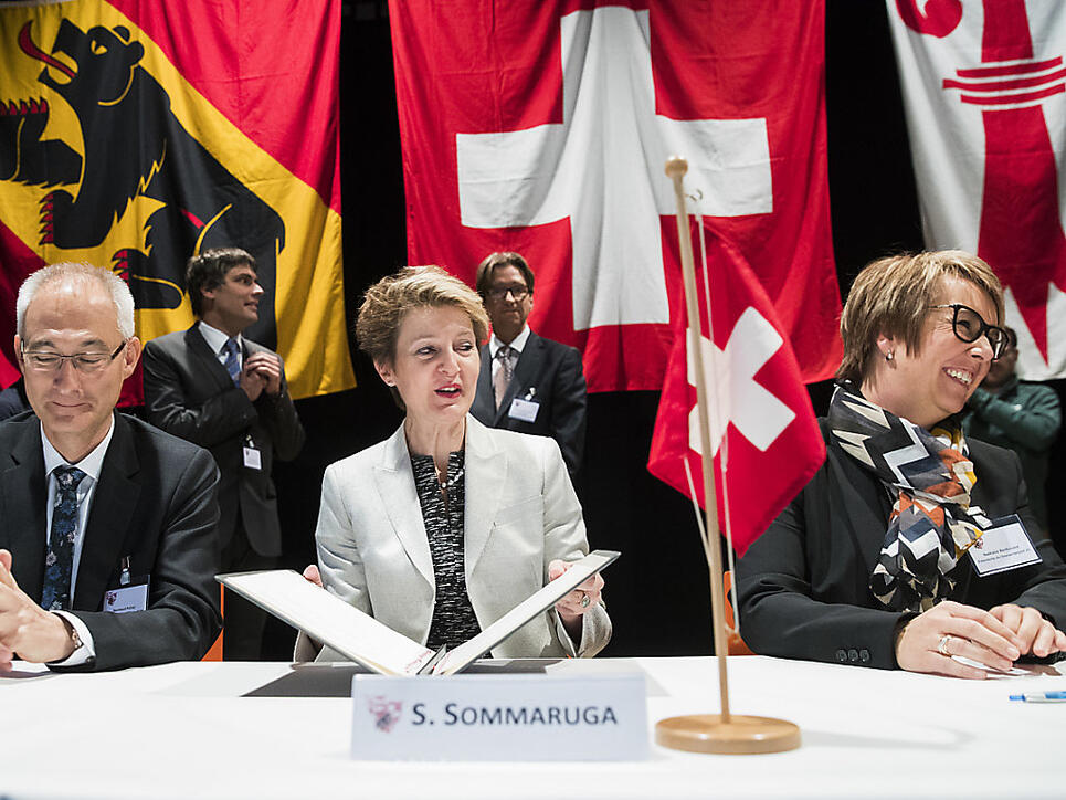 Bernhard Pulver, Simonetta Sommaruga und Nathalie Barthoulot (v.l.n.r.) unterzeichnen den Beschluss zur Auflösung der Interjurassischen Versammlung.