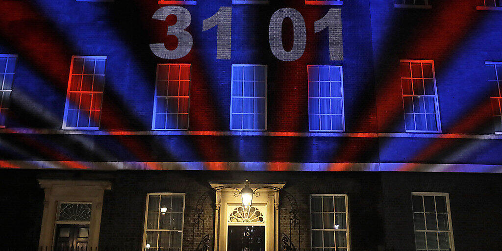 Grossbritannien ist aus der EU ausgetreten. Der Sitz des britischen Premierministers Boris Johnson in der Downing Street 10 in London erleuchtet in den britischen Nationalfarben.