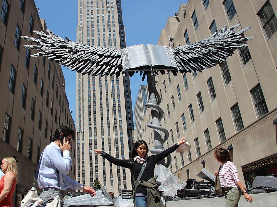Vor dem Rockefeller Center in New York ist die Skulptur "Uraeus" des Künstlers Anselm Kiefer aufgestellt worden.