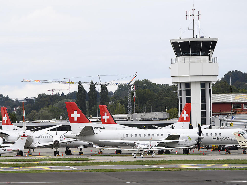 Die gegroundeten Flugzeuge der SkyWork Airlines am Donnerstagmorgen in Bern-Belp.