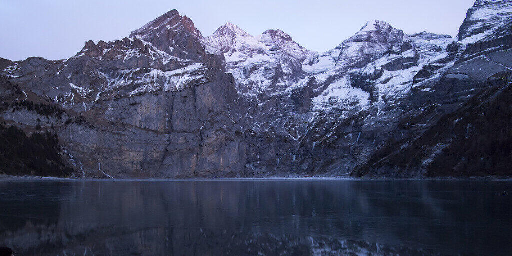 In der Nähe des Oeschinensees sind Teile des Spitzen Steins abgebrochen. Der Fels stand schon seit mehreren Monaten unter Beobachtung. (Archivbild)