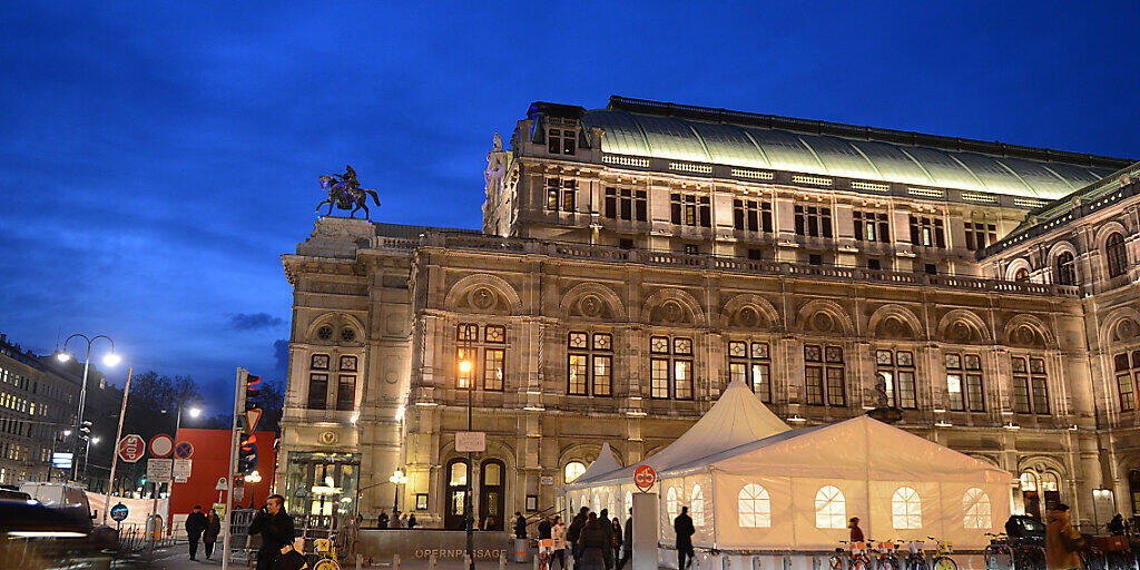 ARCHIV - Die Wiener Staatsoper, aufgenommen am Abend. Foto: Jens Kalaene/dpa-Zentralbild/dpa