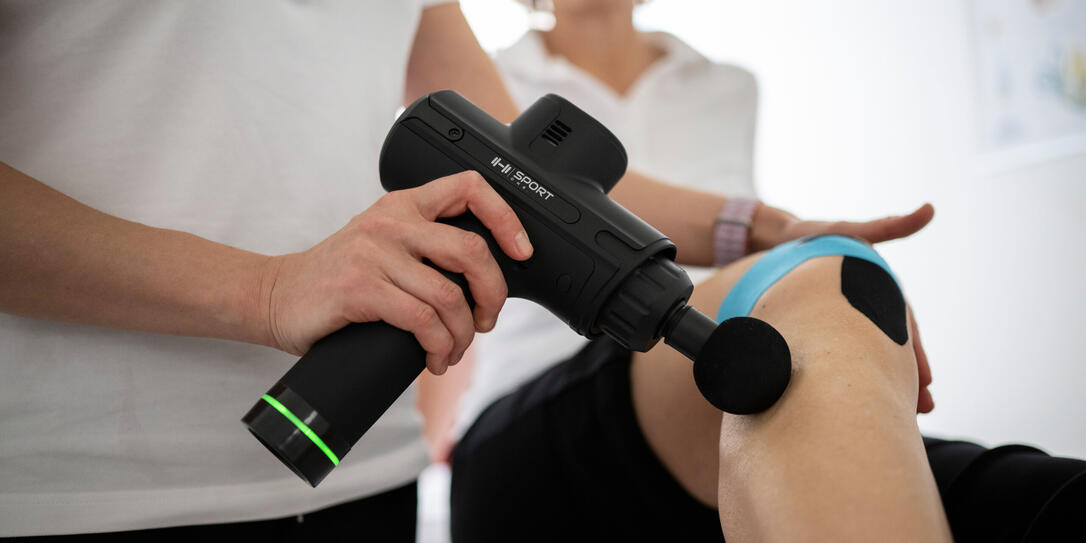 PHYSIOZENTRUM, PHYSIOTHERAPIE, BEHANDLUNG, HEILPROZESS, PHYSIOTHERAPEUT, THERAPIE, BEHANDLUNG, HEILPROZESS, PRAXIS, GESUNDHEIT, GESELLSCHAFT, ARBEIT, BERUF, MEDIZIN, PATIENT, PATIENTIN, PASSIVE PHYSIOTHERAPIE, PASSIVE THERAPIE, BEHANDLUNG, HEILPROZESS, BEH