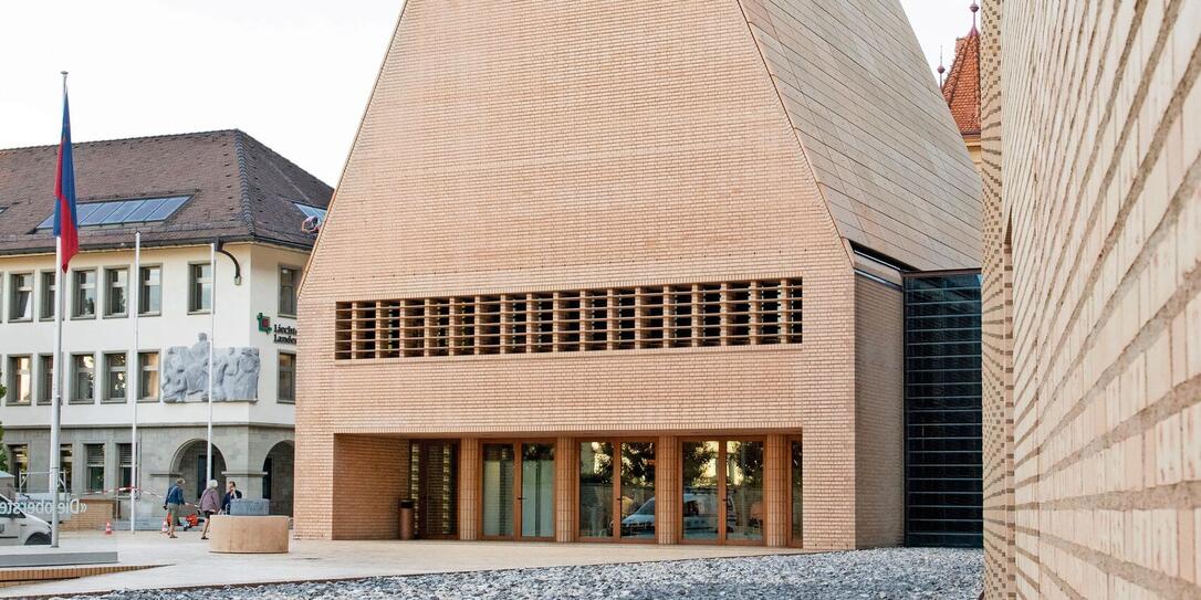 230904 Landtagsbebäude von Aussen - Landtag - Aussen - politik