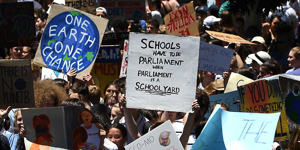 Tausende australische Kinder und Jugendliche schwänzen die Schule, um gegen die Klimapolitik der Regierung zu demonstrieren.
