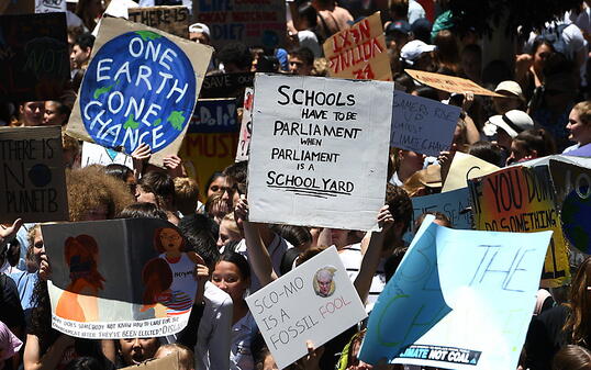 Tausende australische Kinder und Jugendliche schwänzen die Schule, um gegen die Klimapolitik der Regierung zu demonstrieren.