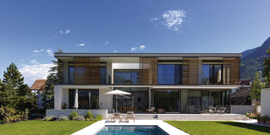 Einfamilienhaus mit Pool in Schaan von Olmos Ochoa Architekten.