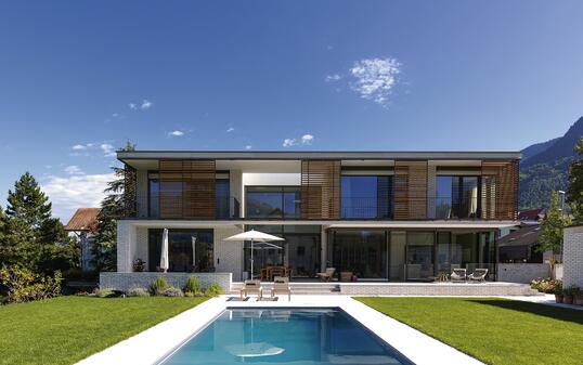 Einfamilienhaus mit Pool in Schaan von Olmos Ochoa Architekten.