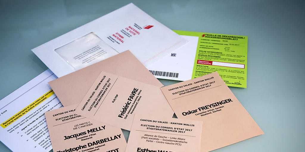 Unterlagen für die Wahlen im Wallis: Der Urnengang und die Ermittlungen wegen Manipulation machen Schlagzeilen in den Sonntagszeitungen. (Archivbild)