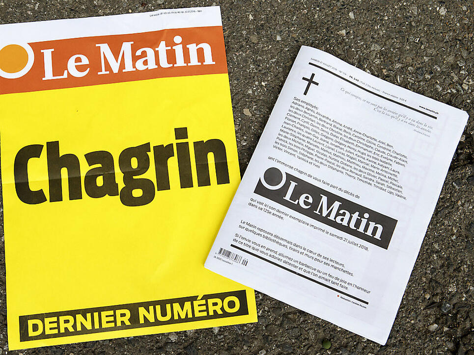 Grosser "Kummer" in der Romandie über die letzte gedruckte Ausgabe der Westschweizer Tageszeitung "Le Matin". Emotionaler Aushang und Frontseite mit Todesanzeige am Samstag, 21. Juli 2018.
