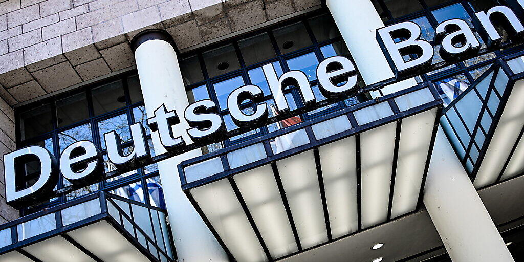 Die Deutsche Bank und zahlreiche Grossbanken in anderen Ländern legen ihre Pläne zum Abbau zehntausender Jobs wegen der Corona-Krise auf Eis. Man wolle den Mitarbeitern in einer solch schwierigen Phase mehr Sicherheit geben, erklärte Deutschlands grösstes Geldhaus.