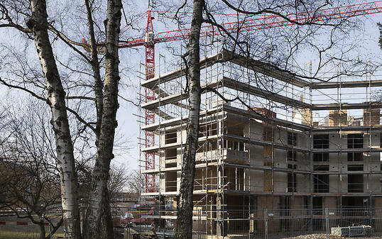 Der Nationalrat stockt die Mittel für den gemeinnützigen Wohnungsbau auf. Die Initiative "Mehr bezahlbare Wohnungen" des Mieterverbands lehnt er aber ab. (Themenbild)