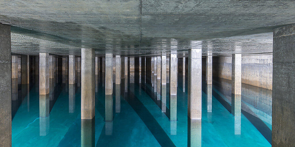 In der Schweiz soll auch künftig sauberes und gesundes Wasser aus dem Wasserhahn fliessen. Die Trinkwasser-Initiative fordert deshalb einen Verzicht der Landwirtschaft auf Pestizide und Antibiotika. Im Bild ein Reservoir der Wasserversorgung der Stadt Zürich. (Archivbild)