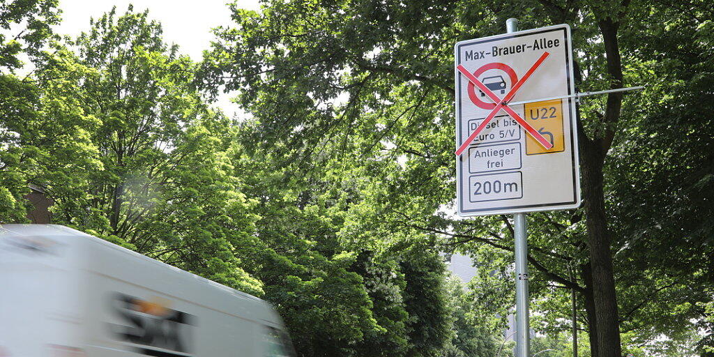 Ein Strassenschild in Hamburg verbietet &auml;lteren Dieselfahrzeugen, die nicht die Euro-Norm 6 erf&uuml;llen, die Durchfahrt.