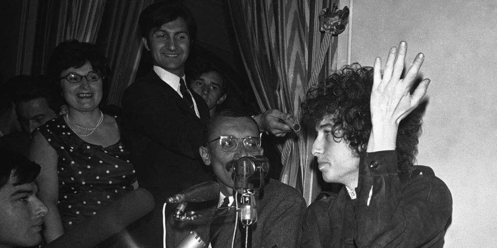 Bob Dylan (r) 1966 während seiner Welttournée in Paris. 50 Jahre später veröffentlicht er jetzt eine dicke CD-Box mit den Aufnahmen von damals. (Archivbild) Bob Dylan (r) 1966 während seiner Welttournée in Paris. 50 Jahre später veröffentlicht er jetzt eine dicke CD-Box mit den Aufnahmen von damals. (Archivbild)