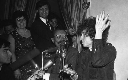 Bob Dylan (r) 1966 während seiner Welttournée in Paris. 50 Jahre später veröffentlicht er jetzt eine dicke CD-Box mit den Aufnahmen von damals. (Archivbild)