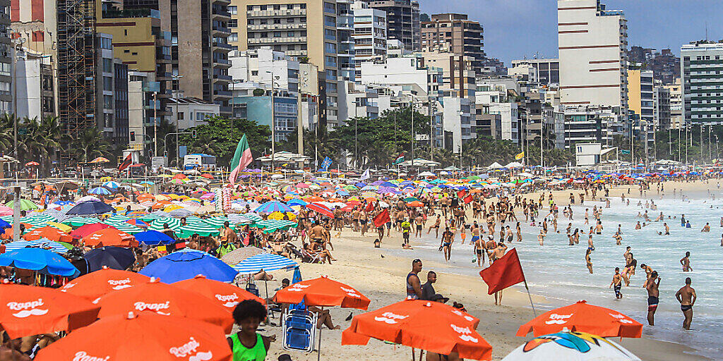Viele Badegäste liegen dicht an dicht am Strand von Leblon. Foto: Ellan Lustosa/ZUMA Wire/dpa