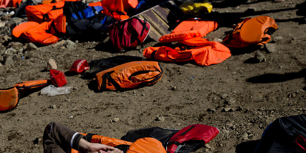 Auch für ihn gingen in St. Gallen Hunderte auf die Strasse: Ein syrischer Flüchtling liegt erschöpft am Strand der griechischen Insel Lesbos, nachdem er die Überfahrt von der türkischen Küste überstanden hat (Symbolbild).
