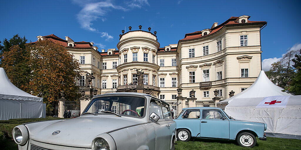 Mit dem DDR-Trabi in den gepflegten Park der deutschen Botschaft in Prag zu fahren, war 1989 natürlich nicht möglich. Damals war das Palais Lobkowitz auch nur die Botschaft der BRD.
