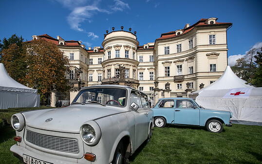 Mit dem DDR-Trabi in den gepflegten Park der deutschen Botschaft in Prag zu fahren, war 1989 natürlich nicht möglich. Damals war das Palais Lobkowitz auch nur die Botschaft der BRD.