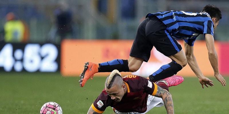 Radja Nainggolan (am Boden) sicherte der AS Roma mit seinem Treffer zum 1:1 einen Punkt