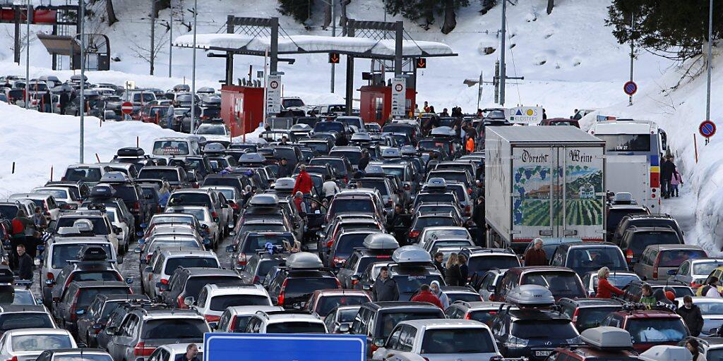 Drei Stunden Wartezeit waren am Samstagnachmittag angesagt in Selfranga bei Klosters, um durch den Vereinatunnel ins Engadin zu gelangen. (Archivbild)