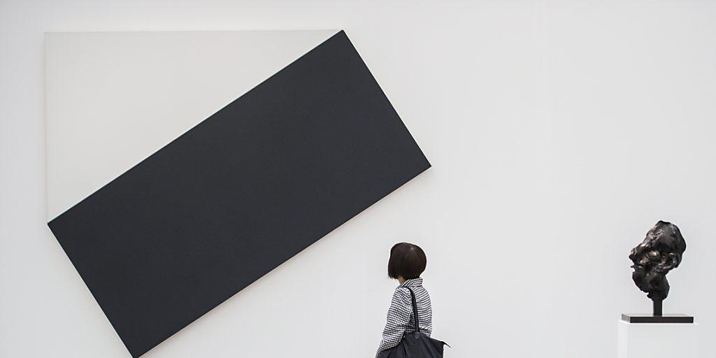 Ellsworth Kellys "White Triangle with Black" in der Ausstellung der Sammlung von Hubert Looser im Kunsthaus Zürich (Aufnahme vom Juni 2013).