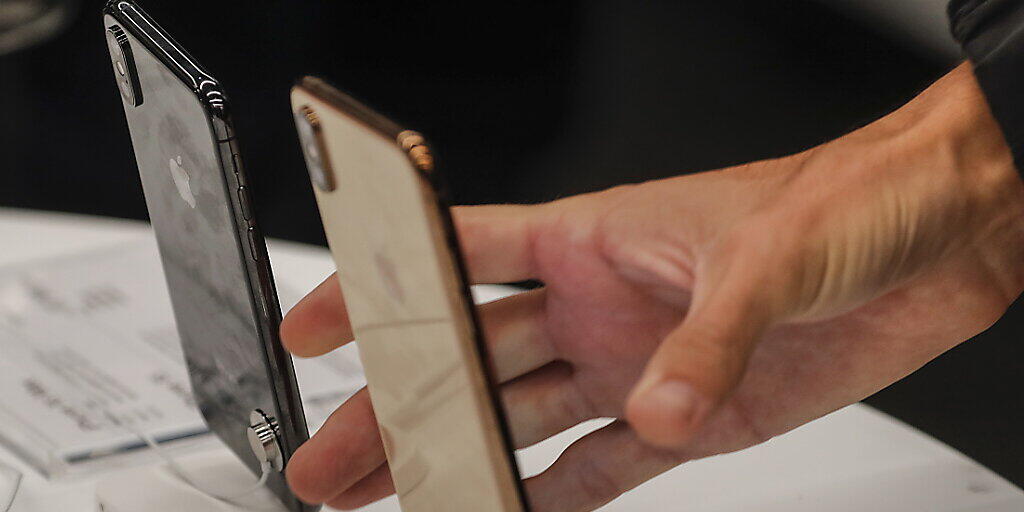 Das iPhone von Apple ist gemäss einer Umfrage weiterhin das meistgenutzte Mobiltelefon der Schweiz. (Archivbild)