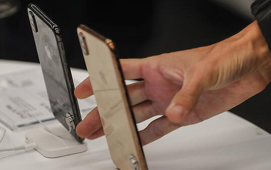 Das iPhone von Apple ist gemäss einer Umfrage weiterhin das meistgenutzte Mobiltelefon der Schweiz. (Archivbild)