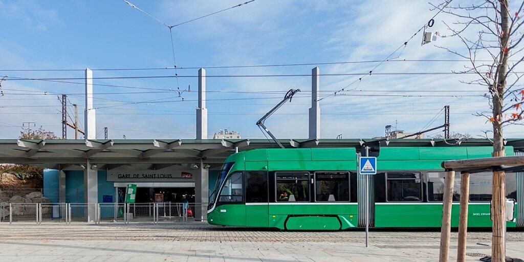 Ein Tram der Basler Verkehrs-Betriebe an der neuen Endhaltestelle der Linie. Diese befindet sich beim Bahnhof Saint-Louis in Frankreich.