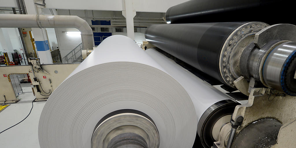 Frische Papierrollen in Perlen: Die Produktion von Zeitungspapier wird in der Papierfabrik in Perlen konzentriert. (Archiv) Frische Papierrollen in Perlen: Die Produktion von Zeitungspapier wird in der Papierfabrik in Perlen konzentriert. (Archiv)
