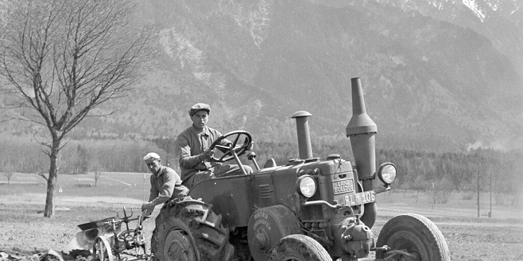 --- ARCHIVE --- AM 23. JANUAR 2019 BEGINNT DAS 300-JAHR-JUBILAEUM DES FUERSTENTUMS LIECHTENSTEIN. WIR ZEIGEN EINE SERIE VON PORTRAITS DER DORTIGEN LANDBEVOELKERUNG UM 1940 --- Portrait der arbeitenden Landbevoelkerung im Fuerstentum Liechtenstein bei der Feldarbeit, aufgenommen im Kriegsjahr 1942.