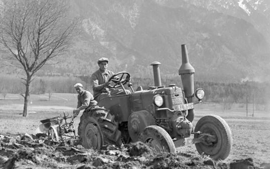 --- ARCHIVE --- AM 23. JANUAR 2019 BEGINNT DAS 300-JAHR-JUBILAEUM DES FUERSTENTUMS LIECHTENSTEIN. WIR ZEIGEN EINE SERIE VON PORTRAITS DER DORTIGEN LANDBEVOELKERUNG UM 1940 --- Portrait der arbeitenden Landbevoelkerung im Fuerstentum Liechtenstein bei der Feldarbeit, aufgenommen im Kriegsjahr 1942.