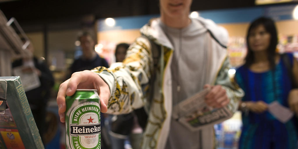 Letztes Jahr hatten viele Jugendliche bei Alkohol-Testkäufen Erfolg (Archiv) Letztes Jahr hatten viele Jugendliche bei Alkohol-Testkäufen Erfolg (Archiv)
