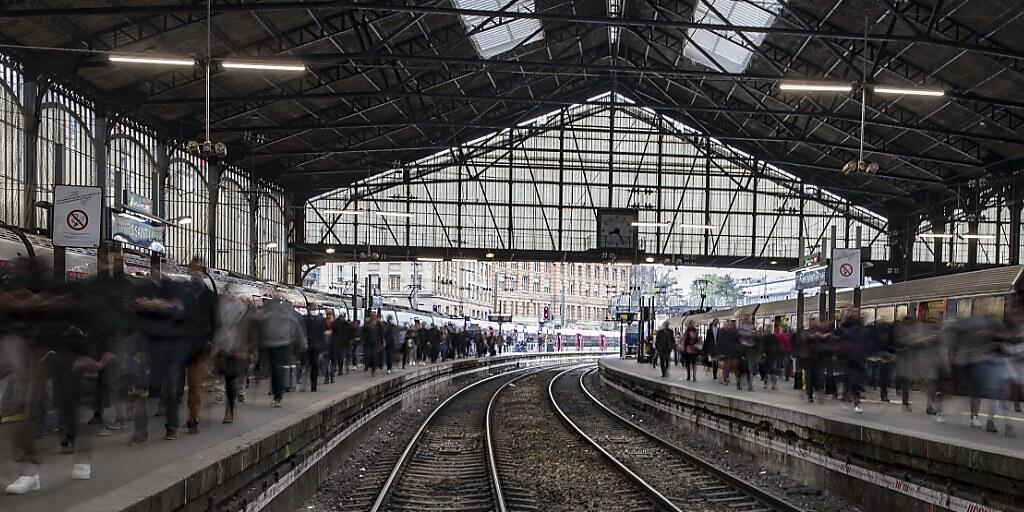 Auch am achten Streiktag fallen in Frankreich zahlreiche Züge aus. Die Eisenbahner wehren sich mit ihrem Arbeitskampf gegen die geplante Reform der Staatsbahn SNCF.