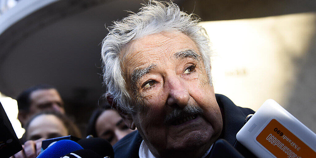 ARCHIV - Jose Mujica, ehemaliger Präsident von Uruguay, spricht mit Journalisten. Foto: Matilde Campodonico/AP/dpa