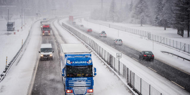Verkehr auf A2 bei Piotta in Tessiner Leventina
