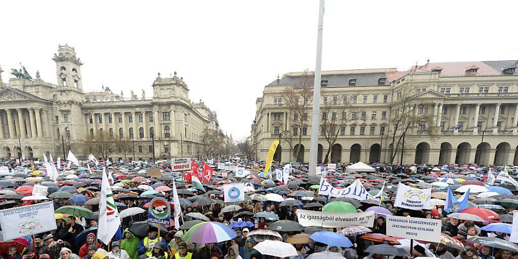 Tausende Demonstranten haben in Budapest gegen die Bildungspolitik der nationalkonservativen Regierung protestiert.