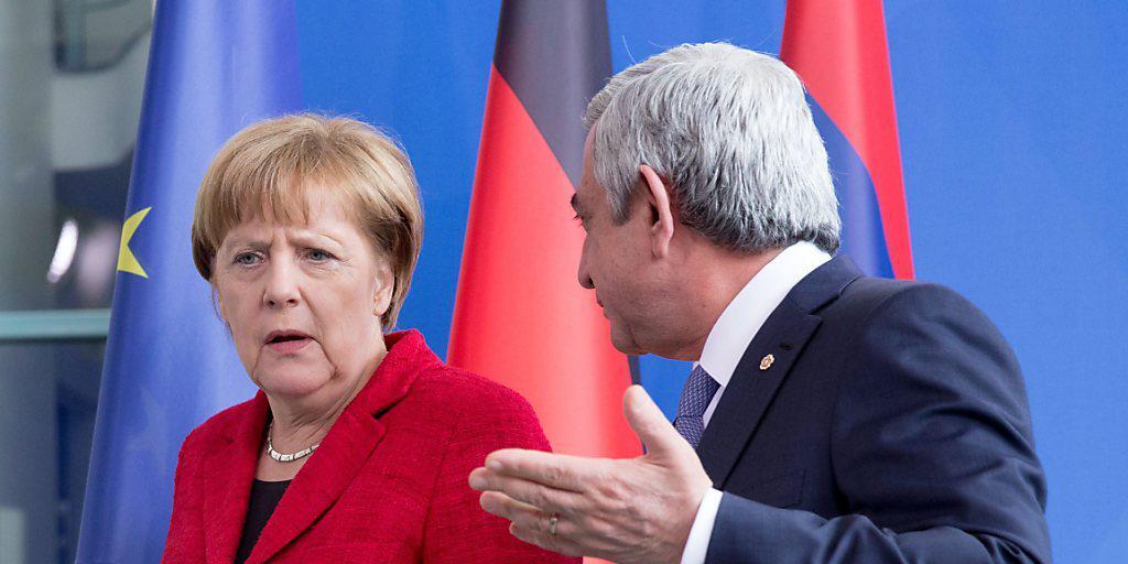 Kein Lächeln in Berlin - die Zeiten sind schwierig. Bundeskanzlerin Merkel mit dem armenischen Präsidenten Sargsjan am Mittwoch im Kanzleramt.