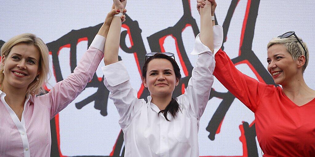 Maria Kolesnikowa, Swetlana Tichanowskaja und Veronika Zepkalo stehen bei einem Wahlkampfauftritt in der belarussischen Hauptstadt Minsk zur Unterstützung von Tichanowskaja. Foto: Sergei Grits/AP/dpa
