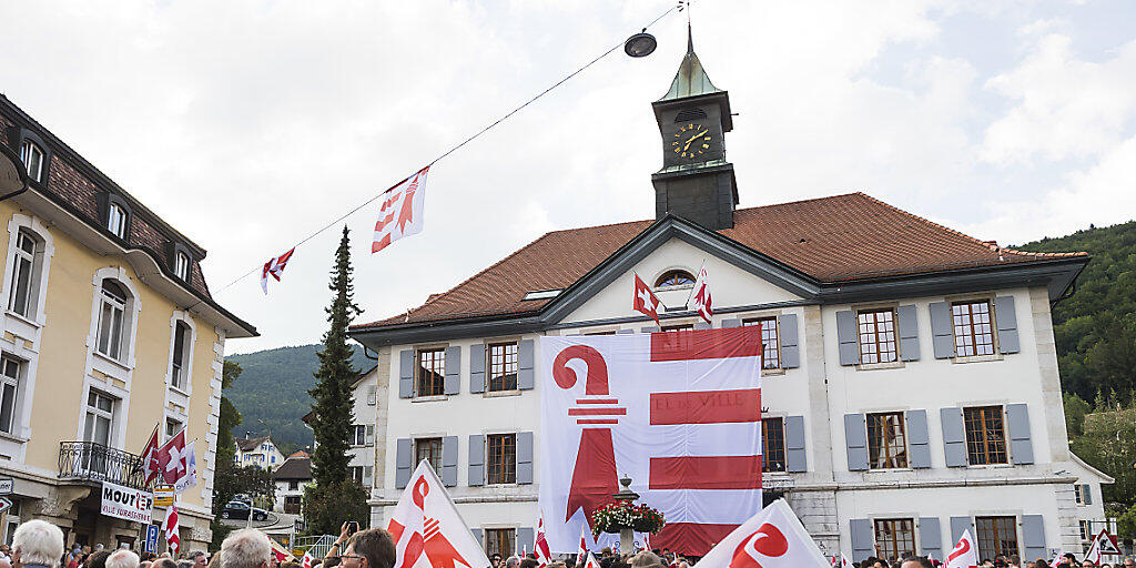 Mit einer Acht-mal-Acht-Meter grossen Fahne am Rathaus in Moutier wollen die Teilnehmer einer Veranstaltung die Zugehörigkeit zum Kanton Jura untermauern.