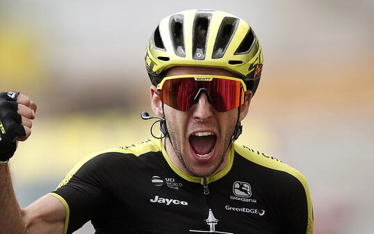 Jubel über den ersten Tour-Etappensieg: der Brite Simon Yates vom australischen Team Mitchelton-Scott