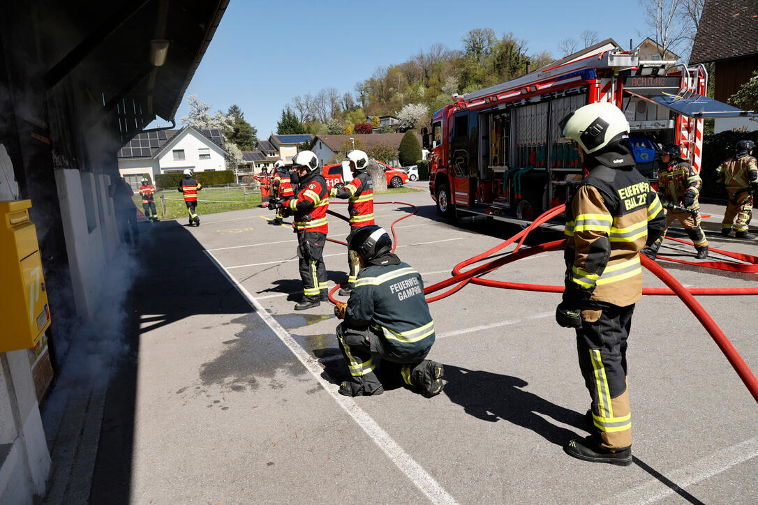 Schluss&uuml;bung beim Kurs f&uuml;r neue Feuerwehrleute beim "Restaurant L&ouml;wen&raquo; in Gamprin-Bendern.