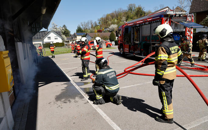 Schluss&uuml;bung beim Kurs f&uuml;r neue Feuerwehrleute beim "Restaurant L&ouml;wen&raquo; in Gamprin-Bendern.
