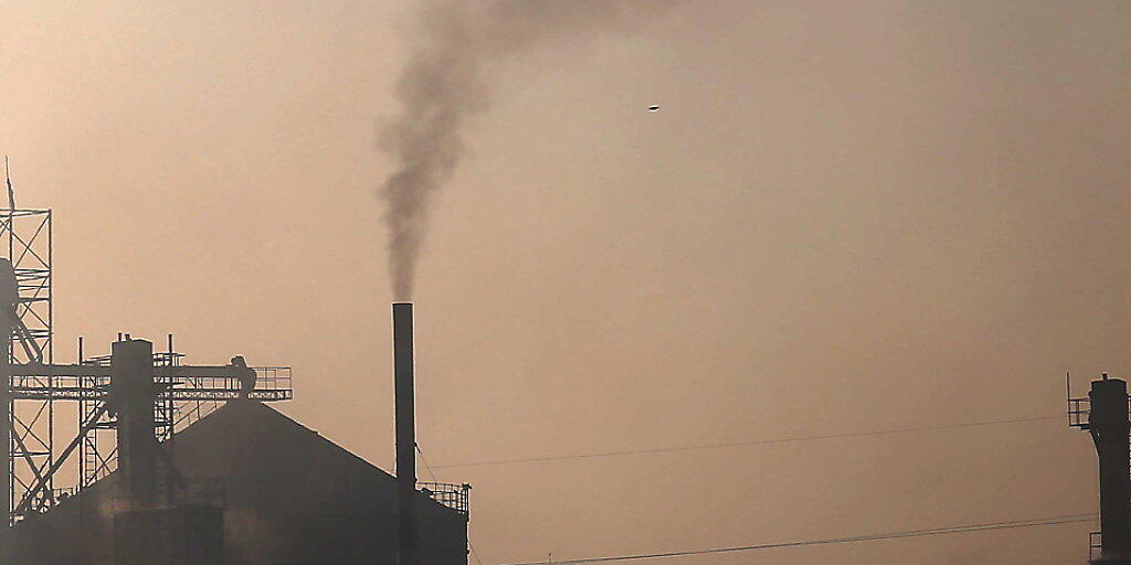 Die Uno-Klimakonferenz zieht sich weiter hin: Rauch aus einer Fabrik in Karatschi, Pakistan. (Symbolbild)