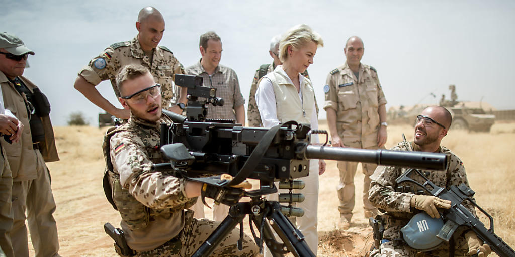 Die deutsche Verteidigungsministerin Ursula von der Leyen bei einem Truppenbesuch. (Archivbild) Die deutsche Verteidigungsministerin Ursula von der Leyen bei einem Truppenbesuch. (Archivbild)