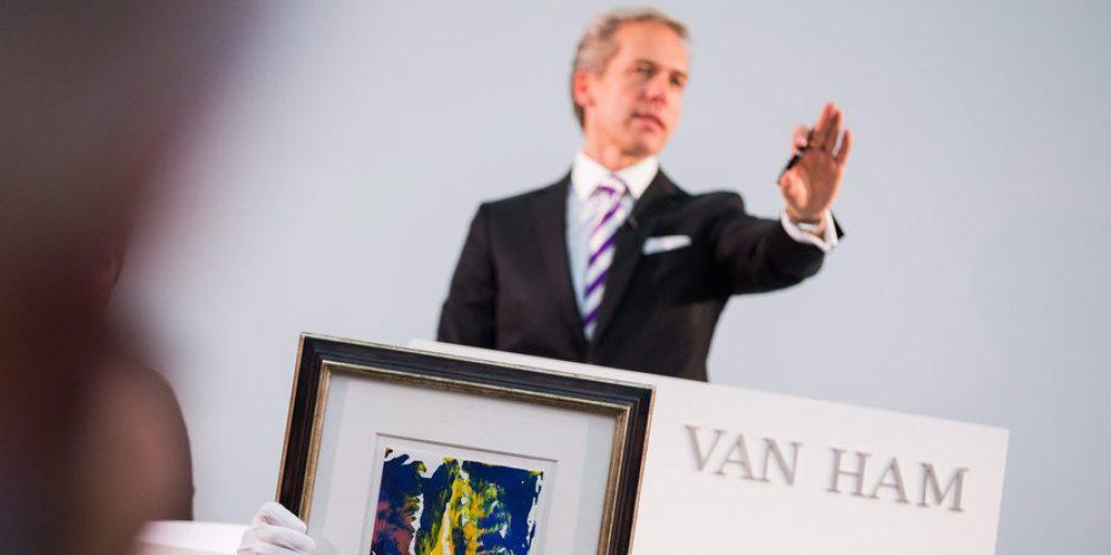 Der Spitzenreiter der Auktion, ein Kunstwerk ohne Namen des deutschen Malers Gerhard Richter, wurde für rund 316'000 Euro verkauft.