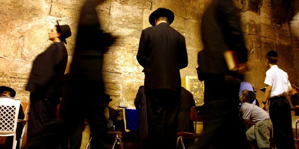 Bis zu 300 Gläubige dürfen angesichts einer Entspannung in der Corona-Krise wieder an der den Juden heiligen Klagemauer in der Jerusalemer Altstadt beten. (Symbolbild)